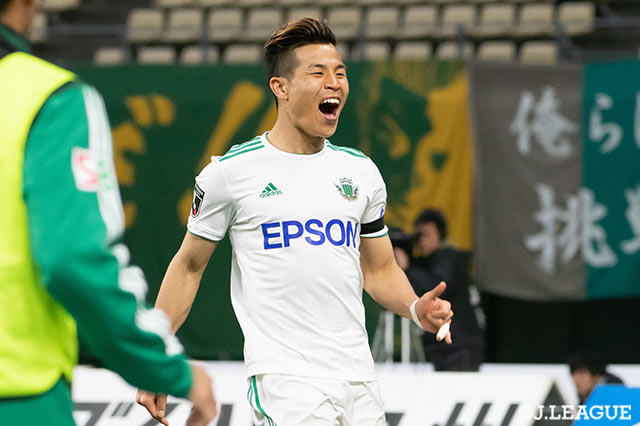 セカンドボールにいち早く詰めた永井 龍（#11）が押し押し込み、松本が先制に成功した！【明治安田Ｊ１ 第2節 大分vs松本】