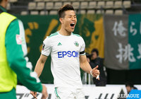 セカンドボールにいち早く詰めた永井 龍（#11）が押し押し込み、松本が先制に成功した！【明治安田Ｊ１ 第2節 大分vs松本】