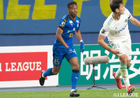 後半途中出場のオナイウ 阿道(大分)は積極的にゴールを狙うも決めることはできなかった【明治安田J1 第2節 大分vs松本】