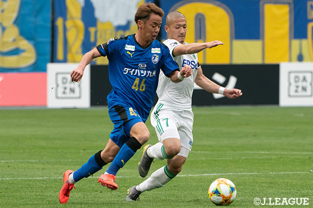 伊藤 涼太郎（大分）が仕掛け、前田 大然（松本）は素早いスプリントでボールの奪取を試みた【明治安田Ｊ１ 第2節 大分vs松本】