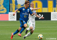 伊藤 涼太郎（大分）が仕掛け、前田 大然（松本）は素早いスプリントでボールの奪取を試みた【明治安田Ｊ１ 第2節 大分vs松本】