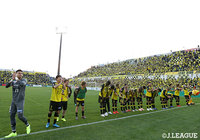 最速でＪ１復帰を狙う柏は開幕2連勝で順調な滑り出しを見せた。選手達はホームで声援を送るサポーター達に勝利報告！【明治安田Ｊ２ 第2節 柏vs町田】