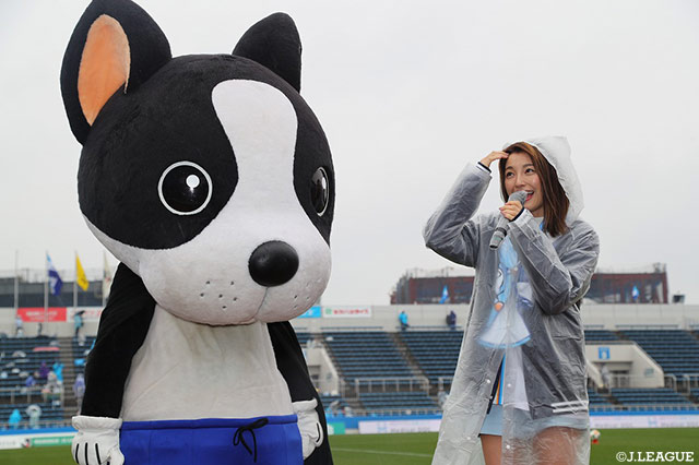 横浜FC PR大使のキャッチーくんのお友達“木下優樹菜”さんがホーム開幕戦に駆け付けてくれました♪【明治安田Ｊ２ 第2節 横浜FCvs山形】