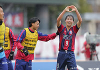 リードを2点に広げるゴールを奪ったイ ヨンジェ（岡山）を赤嶺 真吾も祝福！【明治安田Ｊ２ 第2節 岡山vs金沢】