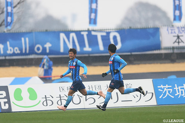 開幕戦で決勝点を決めた茂木 駿佑（水戸/左）が、リードを2点に広げるゴールを奪う！【明治安田Ｊ２ 第2節 水戸vs栃木】