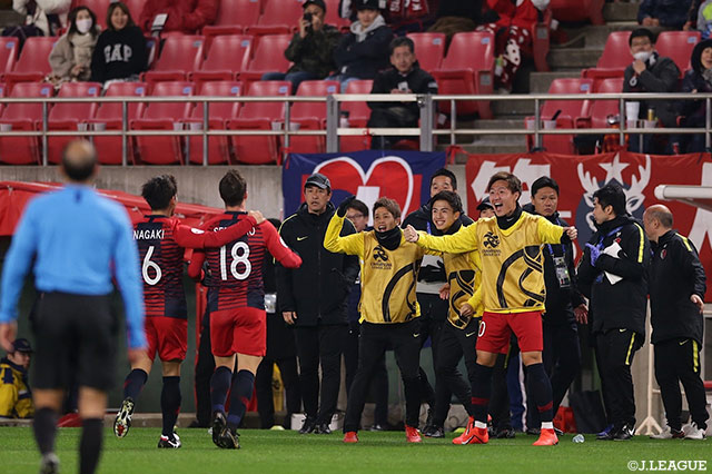 利き足の左足を振り抜き、追加点を奪取したセルジーニョ（鹿島/#18）を控えの選手たちも祝福【ACL GS MD1 鹿島vsジョホール】