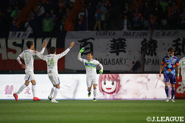 昨年王者の湘南は開始早々の4分、梅崎　司がこぼれ球を押し込み幸先よく先制！【ルヴァンカップ GS第1節長崎vs湘南】