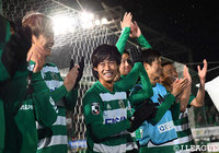 開始早々に先制ゴールをマークし、松本の勝利に貢献した町田　也真人（中央）【ルヴァンカップ GS第1節松本vs清水】