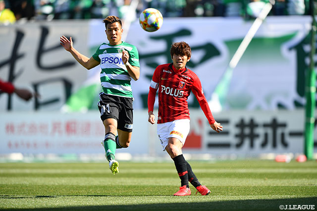 柏木 陽介（浦和）が、利き足の左足で精度の高いロングボールを前線に供給する【明治安田Ｊ１ 第3節 松本vs浦和】