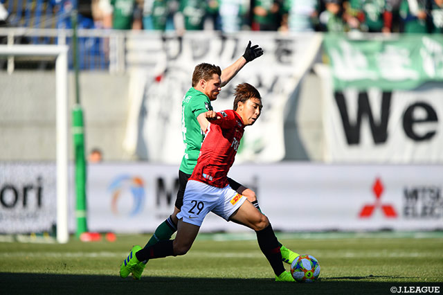 中盤の主導権争いを繰り広げる柴戸 海（浦和）とパウリーニョ（松本）【明治安田Ｊ１ 第3節 松本vs浦和】