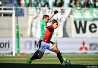 中盤の主導権争いを繰り広げる柴戸 海（浦和）とパウリーニョ（松本）【明治安田Ｊ１ 第3節 松本vs浦和】