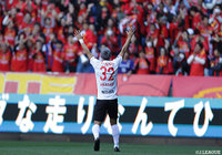 開始1分に先制ゴールを決めた赤﨑 秀平（名古屋）がアウェイの地まで駆け付けたサポーターの声援に応える【明治安田Ｊ１ 第3節 Ｇ大阪vs名古屋】