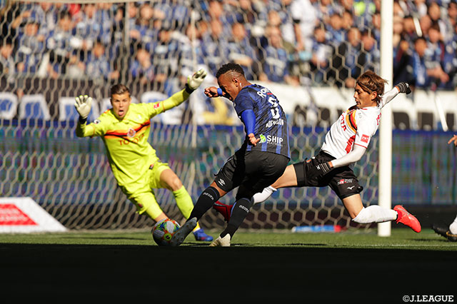 前の試合で2ゴールを記録したアデミウソン（Ｇ大阪）が、積極的にシュートを放ち2戦連発を狙う【明治安田Ｊ１ 第3節 Ｇ大阪vs名古屋】