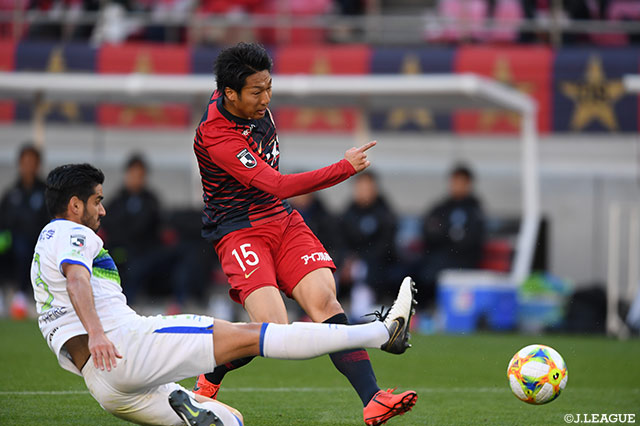 公式戦3試合連続ゴール中の伊藤 翔（鹿島）がシュートを放つ【明治安田Ｊ１ 第3節 鹿島vs湘南】