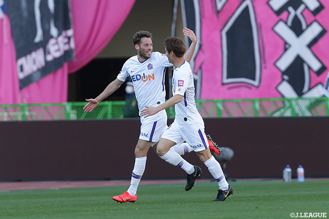 先制したのは広島。エミル サロモンソン（左）が開幕戦以来のゴール【明治安田Ｊ１ 第3節 Ｃ大阪vs広島】
