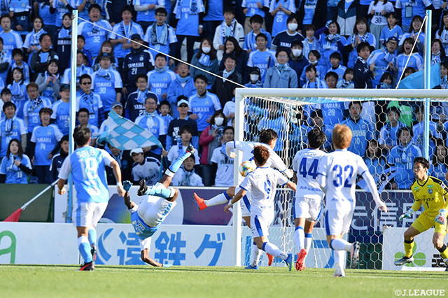 前半41分、アダイウトン（#15）が豪快なオーバーヘッドでゴールネットを揺らし磐田が同点に追いつく！【明治安田Ｊ１ 第3節 磐田vs大分】