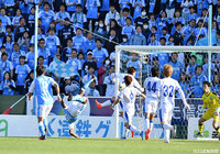 前半41分、アダイウトン（#15）が豪快なオーバーヘッドでゴールネットを揺らし磐田が同点に追いつく！【明治安田Ｊ１ 第3節 磐田vs大分】