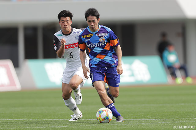 激しい競り合いをみせる角田 誠（長崎）と清水 慎太郎（水戸）【明治安田Ｊ２ 第3節 長崎vs水戸】