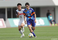 激しい競り合いをみせる角田 誠(長崎)と清水 慎太郎(水戸)【明治安田J2 第3節 長崎vs水戸】