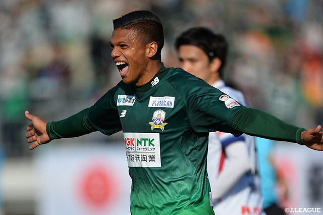 前線からの守備でボールを奪った岐阜。最後はライアン デ フリースが決め先制に成功！【明治安田Ｊ２ 第3節 岐阜vs岡山】