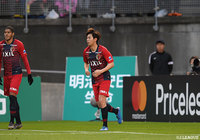 後半13分、安西 幸輝（鹿島）が相手をかわし丁寧にシュートを決めて、待望の先制点をもたらす【明治安田Ｊ１ 第3節 鹿島vs湘南】