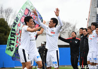 試合後、開幕戦勝利の立役者・ヴィートル ガブリエル（鳥取）がおどける場面も【明治安田Ｊ３ 第1節 YS横浜vs鳥取】