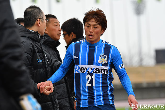 先制ゴールを決めた福家 勇輝（讃岐）は、後半23分にお役御免。中村 亮との交代でピッチを後にした【明治安田Ｊ３ 第1節 讃岐vs岩手】