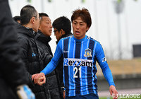 先制ゴールを決めた福家 勇輝(讃岐)は、後半23分にお役御免。中村 亮との交代でピッチを後にした【明治安田J3 第1節 讃岐vs岩手】