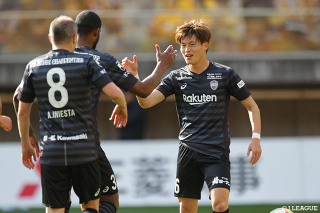 山口 蛍、アンドレス イニエスタ、古橋 亨梧が細かいパスワークで崩すと、最後は古橋のヘディングシュートが決まり神戸が同点に追いつく【明治安田Ｊ１ 第3節 仙台vs神戸】