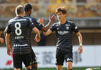 山口 蛍、アンドレス イニエスタ、古橋 亨梧が細かいパスワークで崩すと、最後は古橋のヘディングシュートが決まり神戸が同点に追いつく【明治安田J1 第3節 仙台vs神戸】