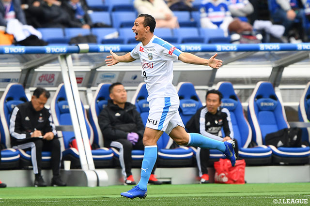 開始早々試合が動く！レアンドロ ダミアンの鮮やかなループシュートが決まり川崎Ｆが先制！【明治安田Ｊ１ 第3節 横浜FMvs川崎Ｆ】