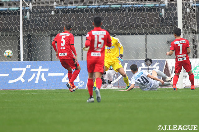 左からのクロスに東 浩史が飛び込んで右足で合わせ、アウェイの長野が先制！【明治安田Ｊ３ 第1節 熊本vs長野】