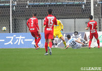 左からのクロスに東 浩史が飛び込んで右足で合わせ、アウェイの長野が先制！【明治安田Ｊ３ 第1節 熊本vs長野】