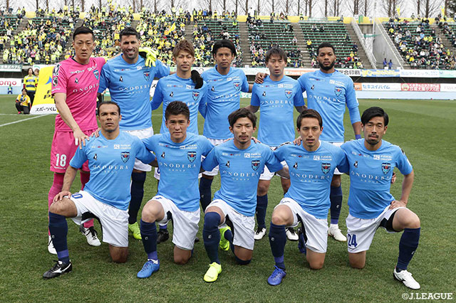 横浜FCのスターティングメンバー。前節、最終ラインに入った松井 大輔の代わりに、出場停止明けの田代 真一が先発に名を連ねる【明治安田Ｊ２ 第3節 栃木vs横浜FC】