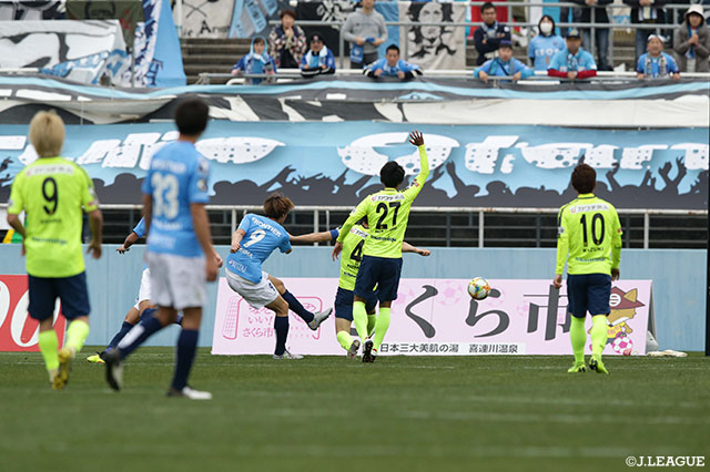 後半アディショナルタイムに戸島 章がチームの今季初得点となるゴールを決め、試合終盤に横浜FCがリードを奪う【明治安田Ｊ２ 第3節 栃木vs横浜FC】