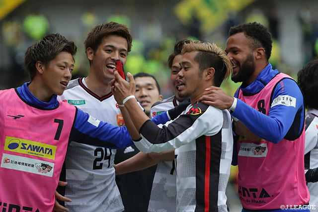 田中 パウロ淳一（山口）がカットインから左足を振り抜くと美しい軌道を描いたシュートはゴール左へ突き刺さる！【明治安田Ｊ２ 第3節 千葉vs山口】