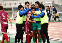 上門 知樹（琉球）の放ったシュートは相手DFに当たりながらもゴールに吸い込まれる！【明治安田Ｊ２ 第3節 琉球vs愛媛】