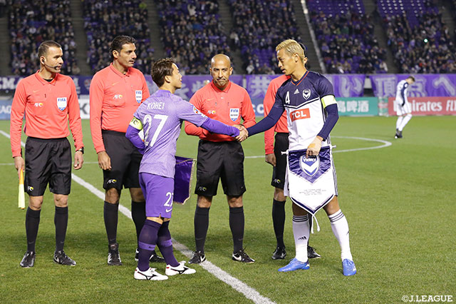 クラブチームの選手としては約12年ぶりに日本のピッチに立った本田 圭佑（メルボルンＶ）。清水 航平（広島）とがっちり握手【ACL GS MD2 広島vsメルボルンＶ】