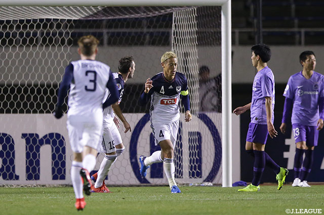 本田 圭佑（#4）が、グラウンダーの速いクロスを滑り込みながら左足で押し込み、メルボルンＶが同点に追いつく！【ACL GS MD2 広島vsメルボルンＶ】