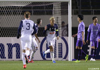 本田 圭佑(#4)が、グラウンダーの速いクロスを滑り込みながら左足で押し込み、メルボルンVが同点に追いつく!【ACL GS MD2 広島vsメルボルンV】