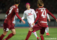 髪をチームカラーのピンクに染め上げたＣ大阪の田中　亜土夢。ピッチ上での存在感は別格【ルヴァンカップ GS第2節神戸vsＣ大阪】