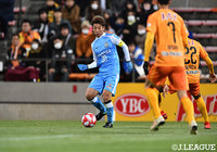 この日はキャプテンマークを巻いてプレーした上原 力也【ルヴァンカップ GS第2節清水vs磐田】