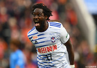 試合終了間際に勝ち越しゴールを奪ったカウエ(新潟/#17)が喜びを爆発させる!【明治安田J2 第4節 横浜FCvs新潟】