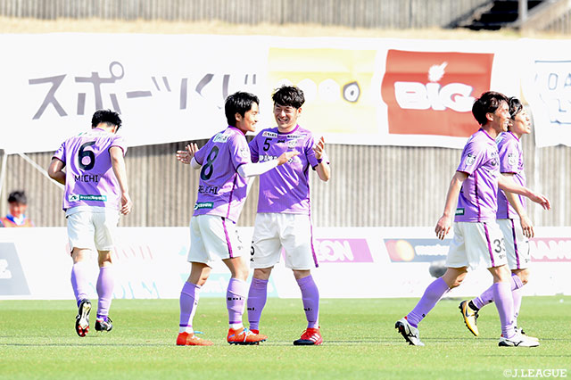 岩渕 良太（#8）がGKの意表を突いたロングシュートを右足で放つと、ゴールに吸い込まれ、ホームの藤枝が先制に成功する【明治安田Ｊ３ 第2節 藤枝vs熊本】