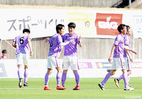 岩渕 良太(#8)がGKの意表を突いたロングシュートを右足で放つと、ゴールに吸い込まれ、ホームの藤枝が先制に成功する【明治安田J3 第2節 藤枝vs熊本】