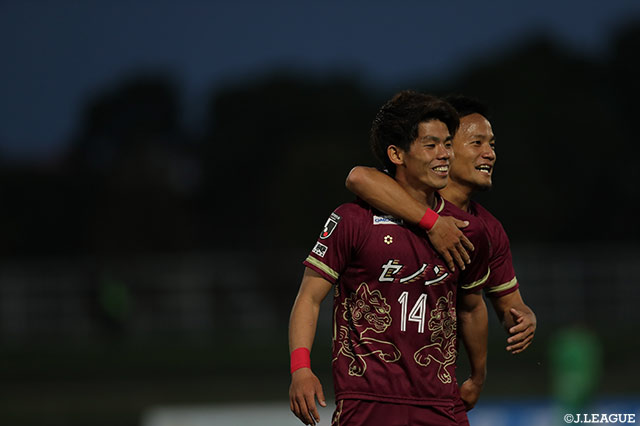 上門 知樹（#14）がPA左脇から供給したクロスがGKの頭上を越えてネットに吸い込まれ、ホームの琉球が先制に成功【明治安田Ｊ２ 第4節 琉球vs徳島】