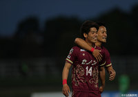 上門 知樹（#14）がPA左脇から供給したクロスがGKの頭上を越えてネットに吸い込まれ、ホームの琉球が先制に成功【明治安田Ｊ２ 第4節 琉球vs徳島】