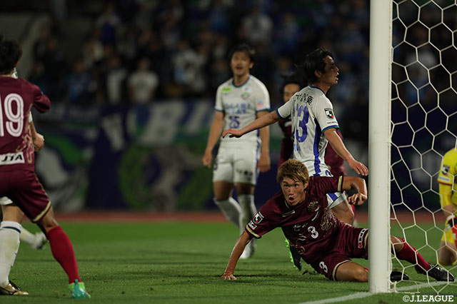 味方が放ったシュートはGKにはじかれるが、西岡 大志（琉球/#3）がこぼれ球を押し込み勝ち越し！【明治安田Ｊ２ 第4節 琉球vs徳島】