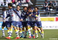 加藤 弘堅(北九州/#17)が放ったシュートはクロスバーをかすめ、ネットを揺らす!ゴール後、チームメイトに囲まれ祝福された【明治安田J3 第2節 鳥取vs北九州】