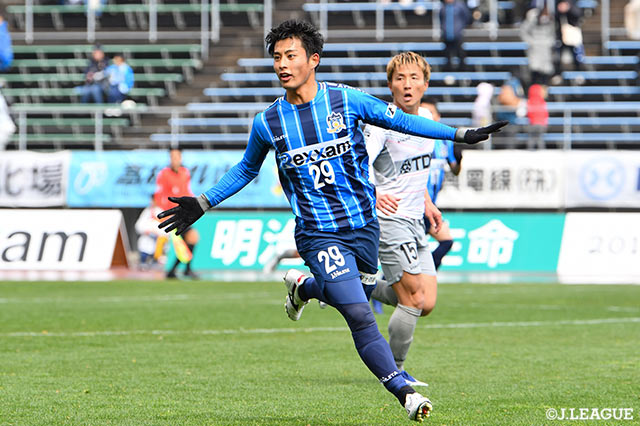 中村 亮がPA手前の中央から右足を振り抜くと、それがゴールに吸い込まれ、讃岐が幸先良く先制点を奪った！【明治安田Ｊ３ 第2節 讃岐vs秋田】